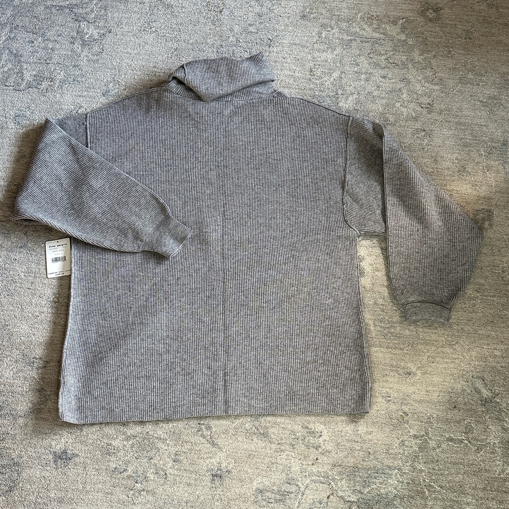 Free people sweater
Size L
Color Gray